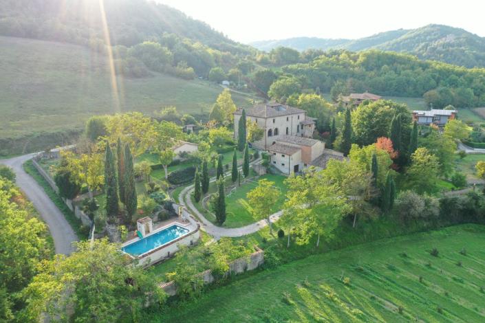 Image No.1-8 Bed Farmhouse for sale