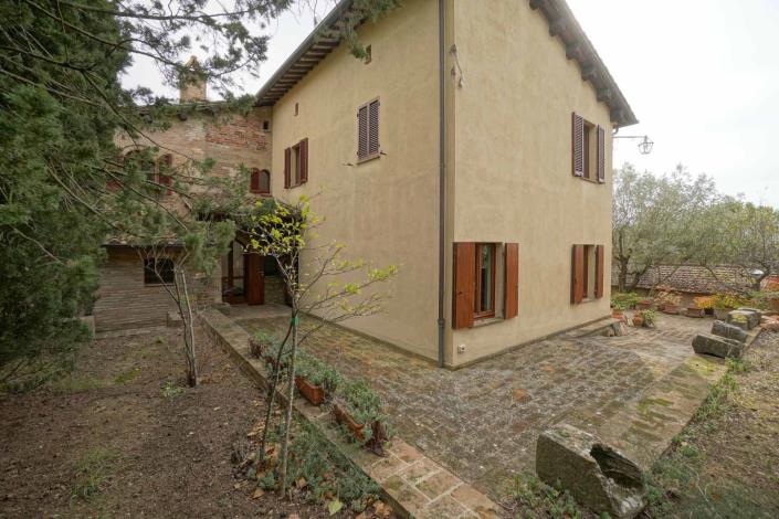 Image No.12-6 Bed Farmhouse for sale