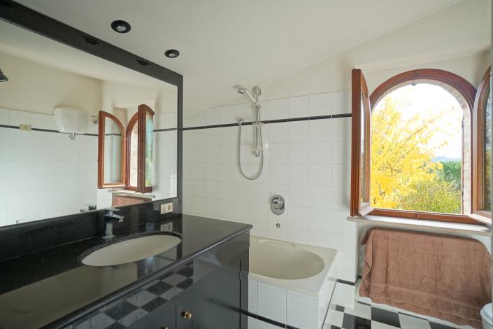 Image No.32-6 Bed Farmhouse for sale