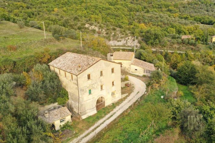 Image No.1-7 Bed Farmhouse for sale