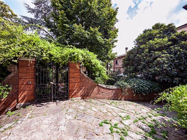 Image No.18-4 Bed Farmhouse for sale