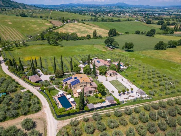 Image No.60-Ferme de 8 chambres à vendre à Assisi