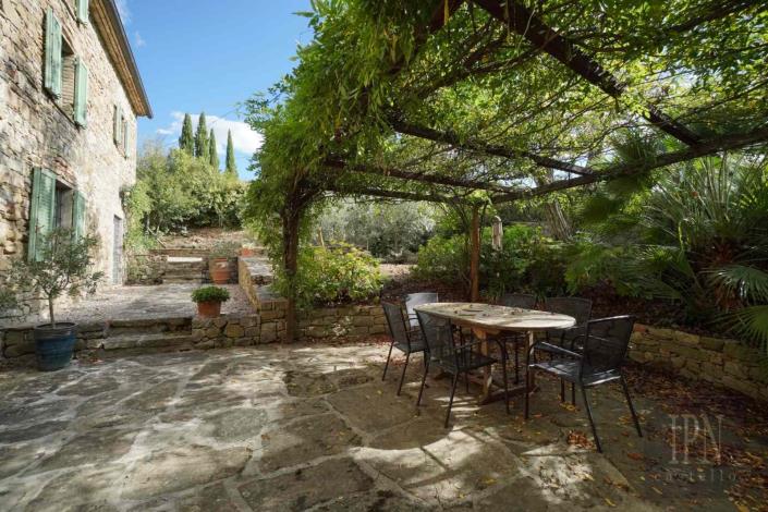 Image No.9-7 Bed Farmhouse for sale