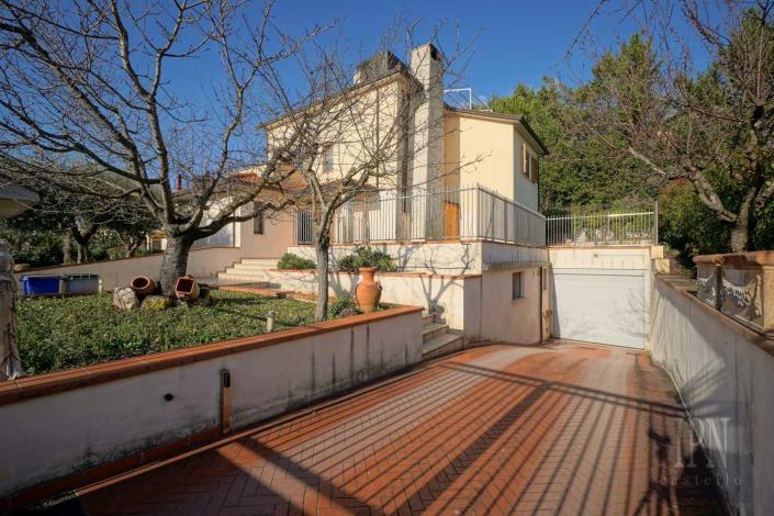Image No.1-4 Bed Villa for sale