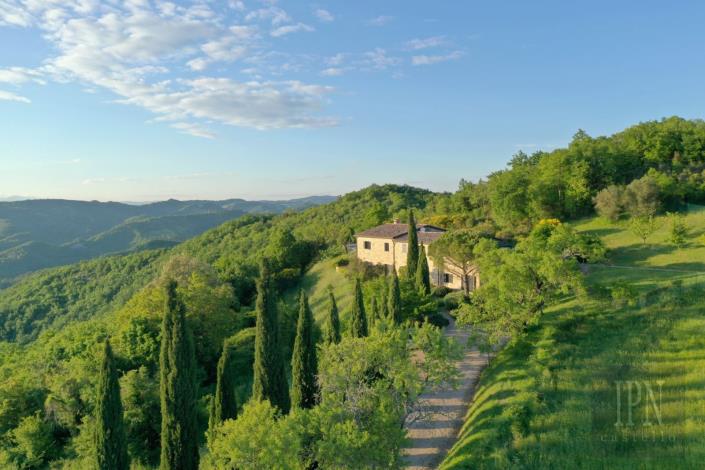 Image No.1-Ferme de 4 chambres à vendre à Montone