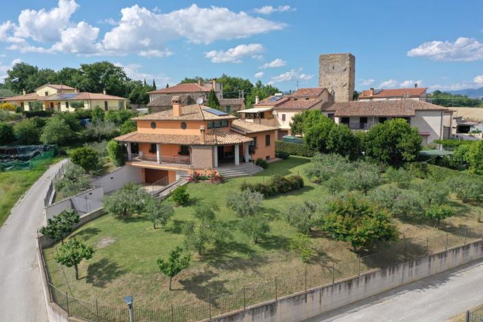 Image No.1-Villa de 4 chambres à vendre à Montefalco