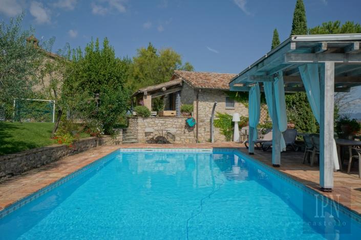 Image No.15-6 Bed Farmhouse for sale