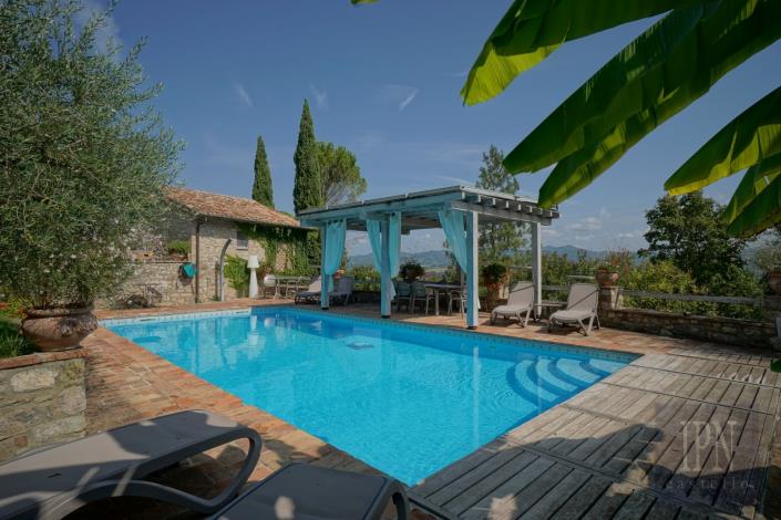 Image No.16-6 Bed Farmhouse for sale