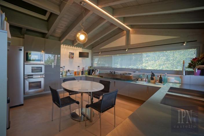 Image No.24-6 Bed Farmhouse for sale