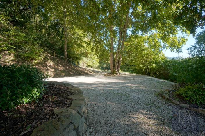 Image No.20-4 Bed Farmhouse for sale