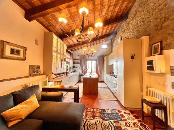 Image No.25-9 Bed Farmhouse for sale