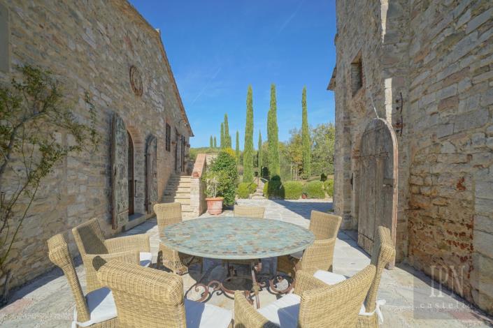 Image No.15-8 Bed Farmhouse for sale