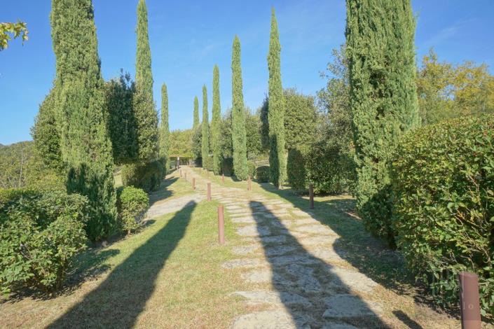 Image No.24-8 Bed Farmhouse for sale