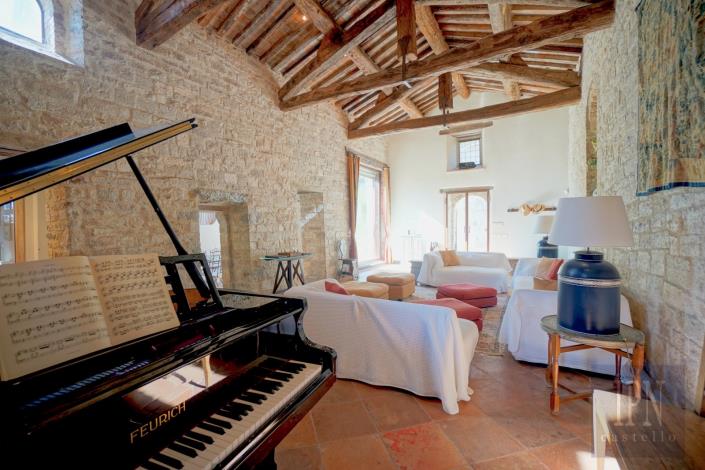 Image No.32-8 Bed Farmhouse for sale