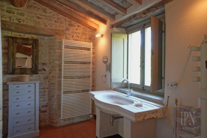 Image No.40-8 Bed Farmhouse for sale