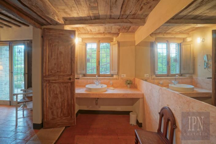 Image No.50-8 Bed Farmhouse for sale