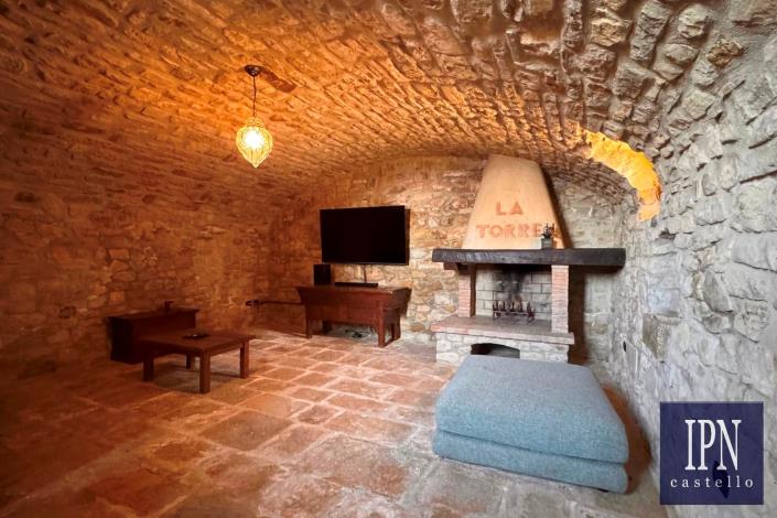 Image No.21-10 Bed Farmhouse for sale