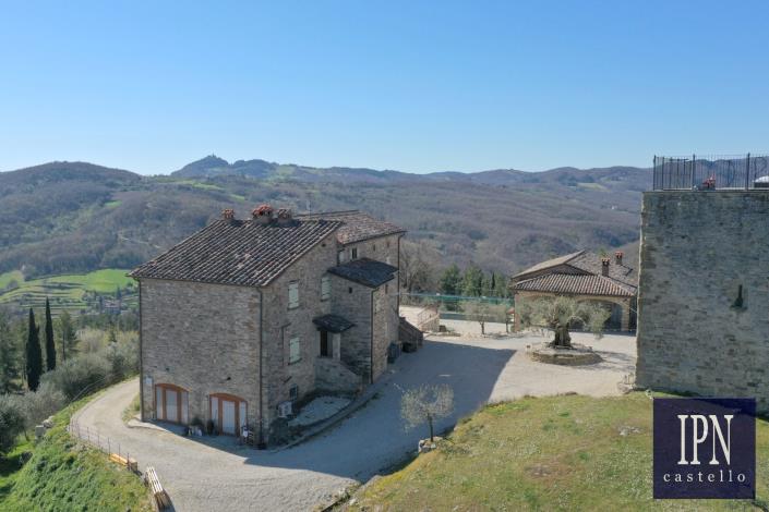 Image No.10-10 Bed Farmhouse for sale