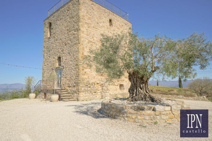 Image No.17-10 Bed Farmhouse for sale