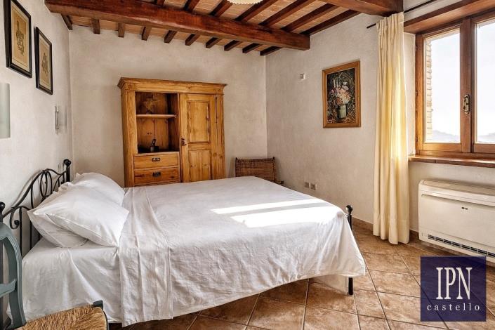 Image No.52-10 Bed Farmhouse for sale