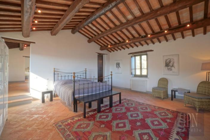 Image No.25-7 Bed Farmhouse for sale