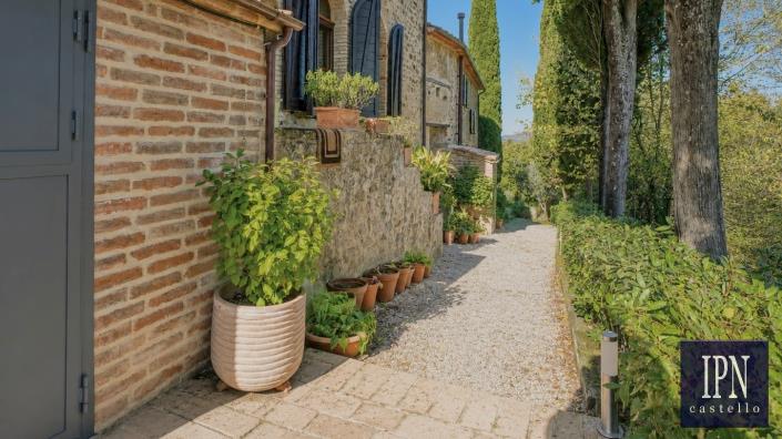 Image No.20-10 Bed Farmhouse for sale
