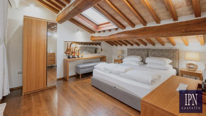 Image No.48-10 Bed Farmhouse for sale