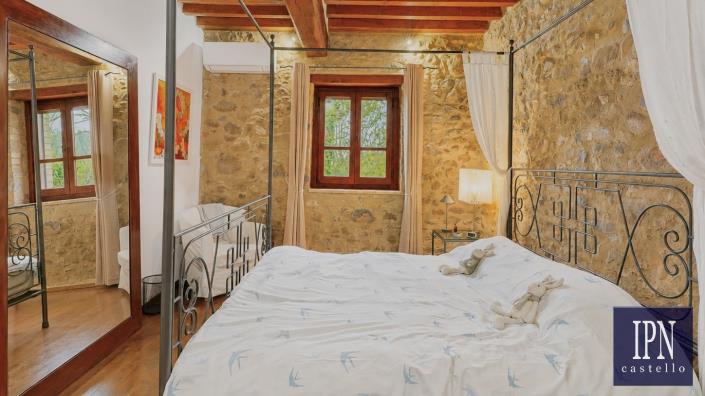 Image No.50-10 Bed Farmhouse for sale