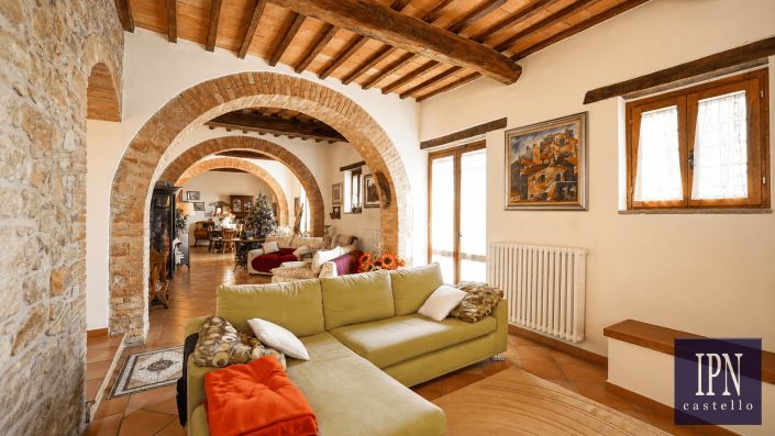 Image No.17-4 Bed Farmhouse for sale