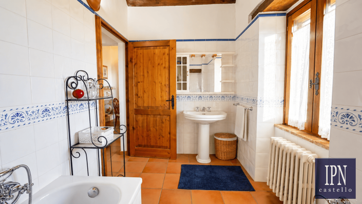 Image No.27-4 Bed Farmhouse for sale