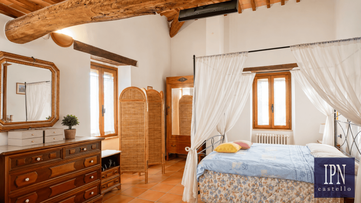 Image No.28-4 Bed Farmhouse for sale