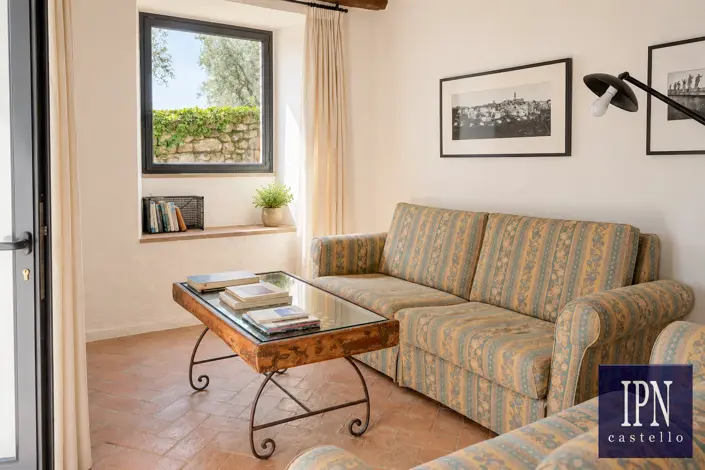Image No.42-5 Bed House for sale