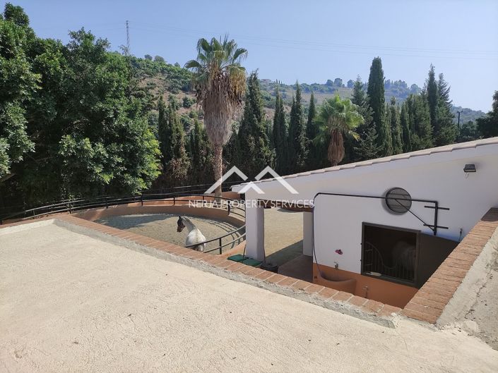 Image No.10-9 Bed Property for sale