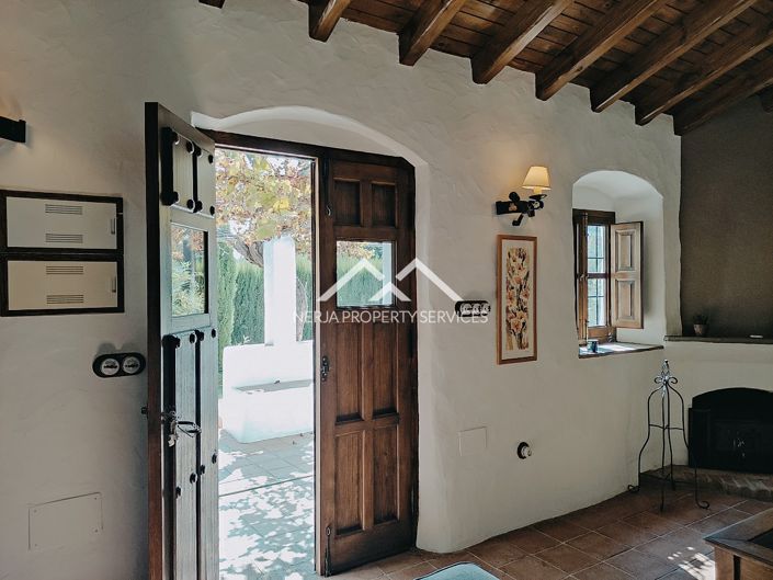 Image No.18-9 Bed Property for sale