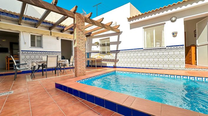 Image No.2-4 Bed House for sale