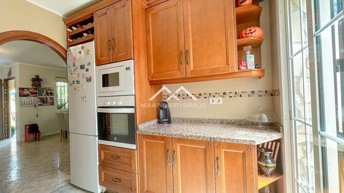 Image No.12-3 Bed Property for sale