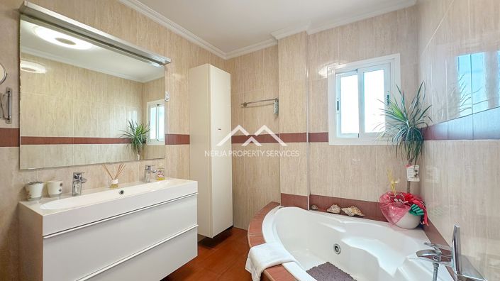 Image No.23-3 Bed Property for sale