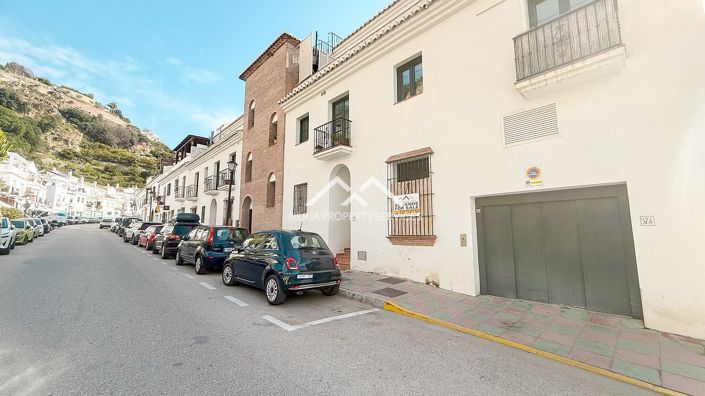 Image No.18-3 Bed Property for sale