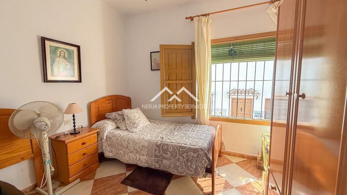 Image No.17-3 Bed House for sale