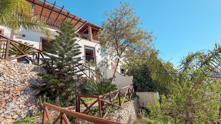 Image No.2-5 Bed Property for sale