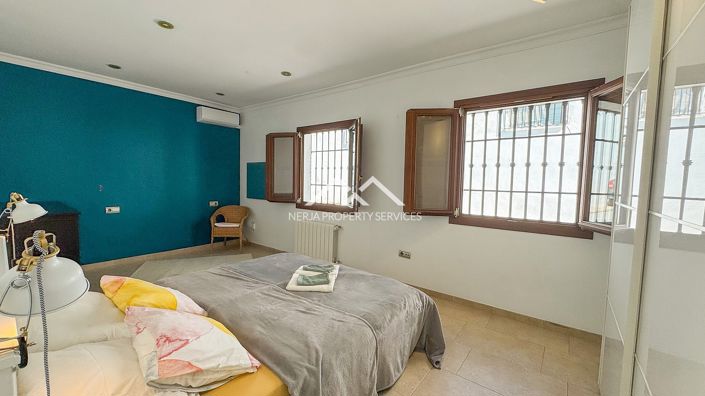 Image No.24-5 Bed Property for sale