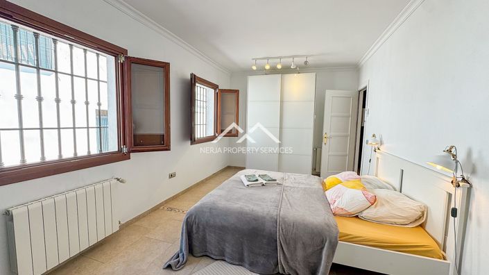 Image No.25-5 Bed Property for sale