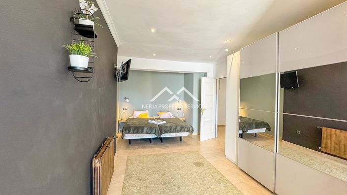 Image No.27-5 Bed Property for sale