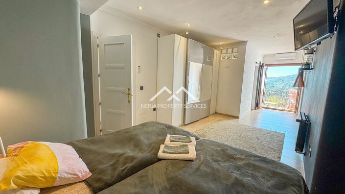 Image No.28-5 Bed Property for sale