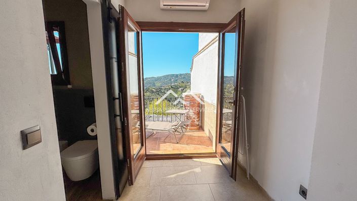 Image No.30-5 Bed Property for sale