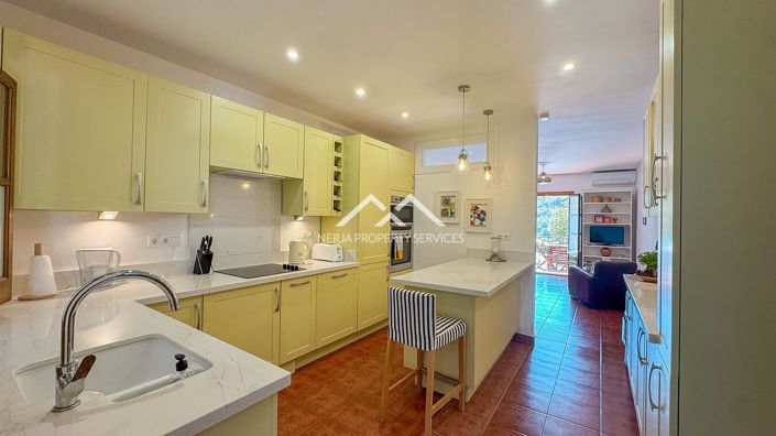 Image No.10-2 Bed Property for sale