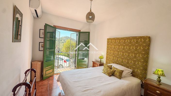 Image No.15-2 Bed Property for sale