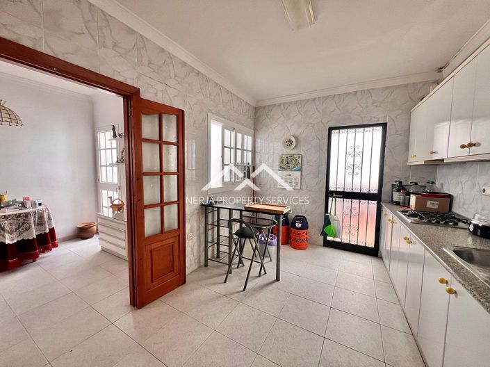 Image No.10-3 Bed Property for sale