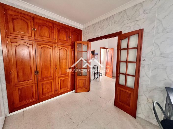 Image No.12-3 Bed Property for sale