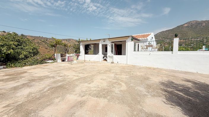 Image No.32-3 Bed Country Property for sale